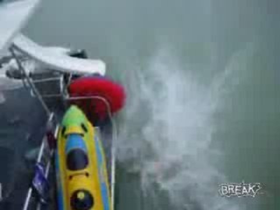 Regis saute du bateau