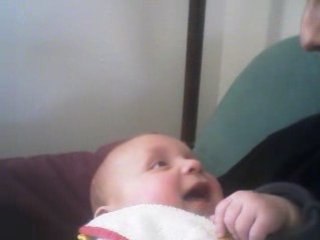 hugo fait des sourires a maman