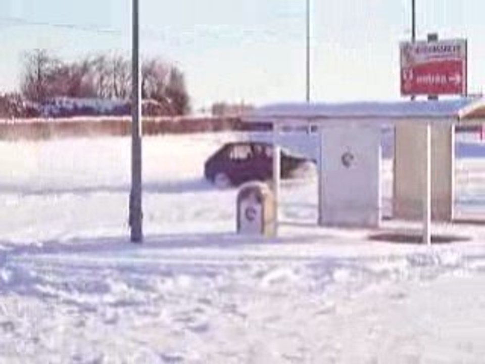 drift en 205 sur neige.