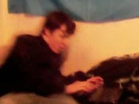 Un pote qui pete un plomb devant un jeux