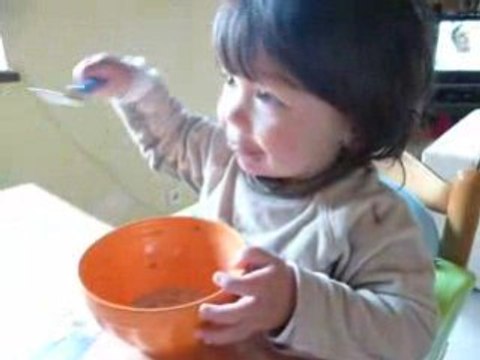 Mathéo mange des céréales