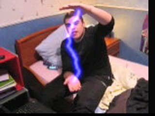 Kevine avec des éclairs enre les mains