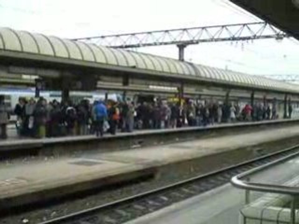 Lyon: Quais de la gare S.N.C.F. de Lyon-part-dieu