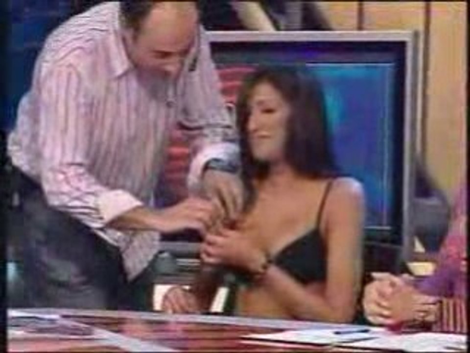 Canli yayinda soyundu