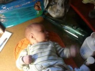 J'ai un mois et j'apprends à jongler