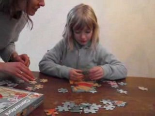 Angele découvre le cadeau de Maïté