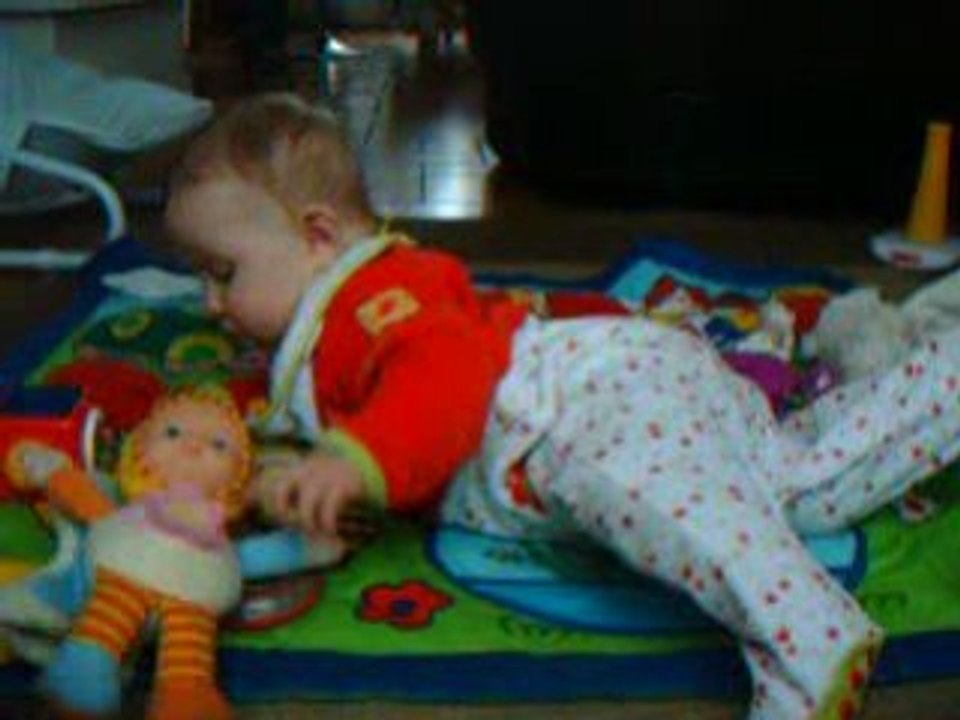 Morgane sur son tapis d'éveil