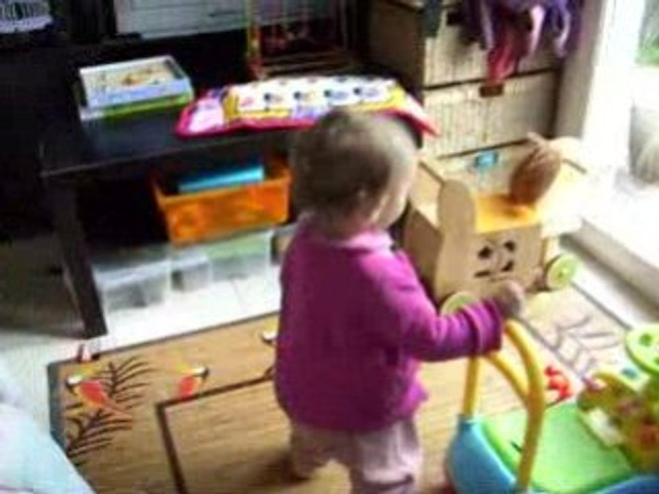 Norah marche, 14 mois