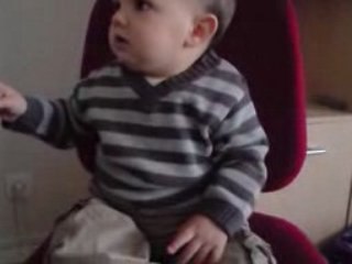 mon bebe qui regarde le manege enchantee