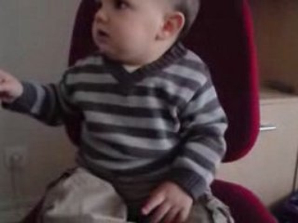 mon bebe qui regarde le manege enchantee