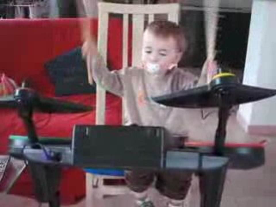 Titi fait de la batterie