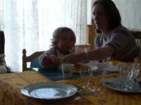 Mathilde mange toute seule