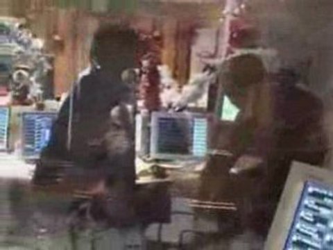 Cecile de menibus se fait bastonné par cauet en plein live!!