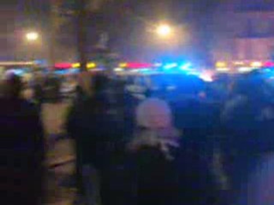 LES CRS NOUS EMPECHES DE MANIFESTER A L'AMBASSADE D'israel