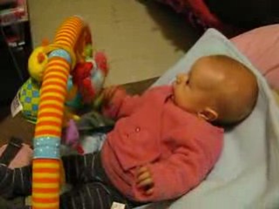 Juliette qui joue avec son arche papillon