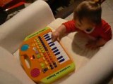 Gab découvre son piano cadeau de Noël ... Crise de rire...
