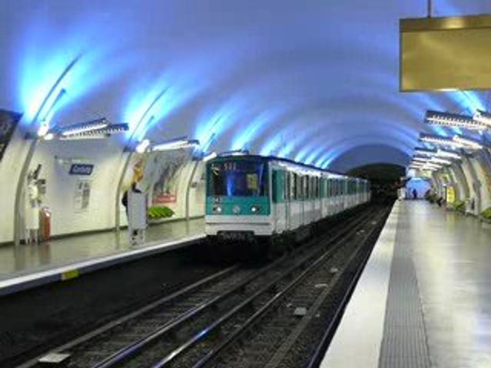 Les MF 67 N°s 12043 et 12030 sur la ligne 3 à Gambetta