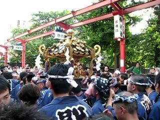 Mikoshi at Sensoo-ji temple