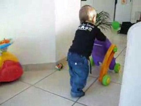 Tom marche avec son trotteur