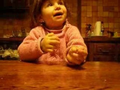 Maelys chante petit papa noel