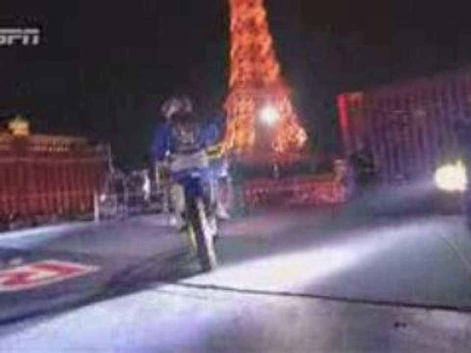 Robbie Maddison saute en moto sur l’arc de triomphe