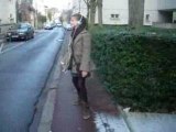 Alice chante dans la rue