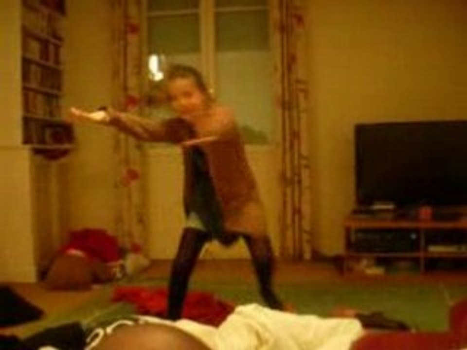 Alice et Manon danse sur Womanizer