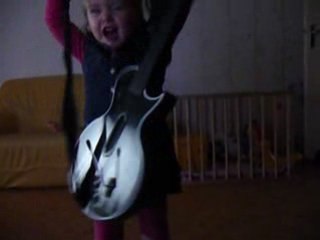 léa fait de la guitare