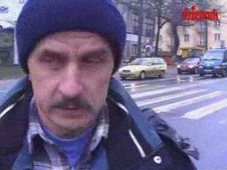 Samochód wjechał w słup, który przewrócił się na pieszych