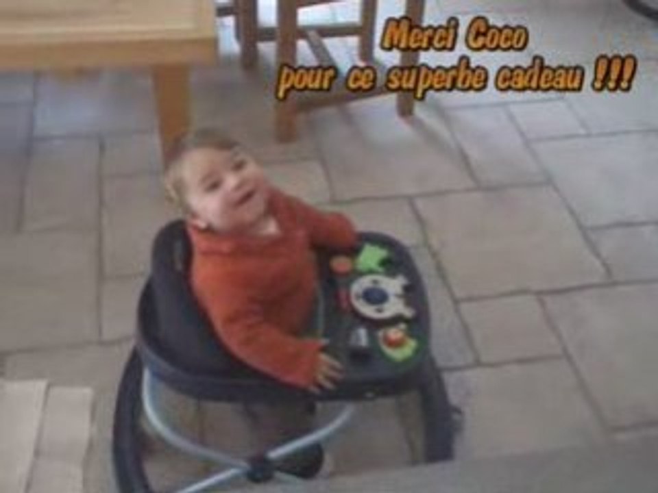 Louna joue aux flechettes, Jules rit