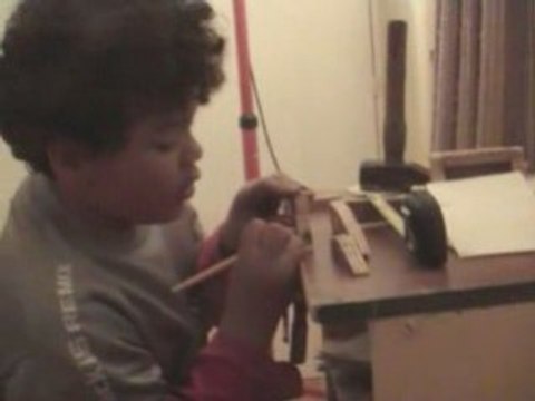 Maquette en construction et essai de patins à roulettes.