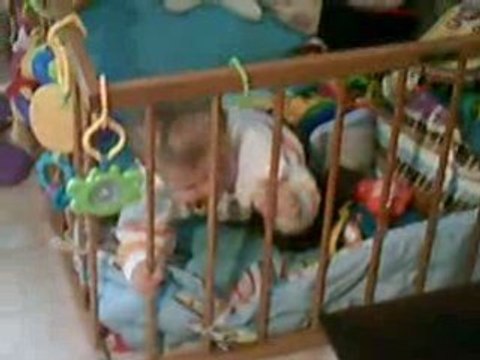 Mathis se met debout dans son parc