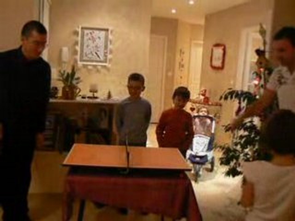 Eric et Yannick joue au ping pong