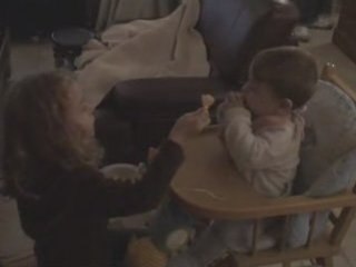 Louna donne a manger a Jules