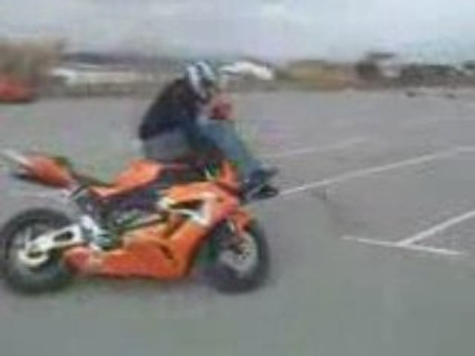 Acrobatii pe motor