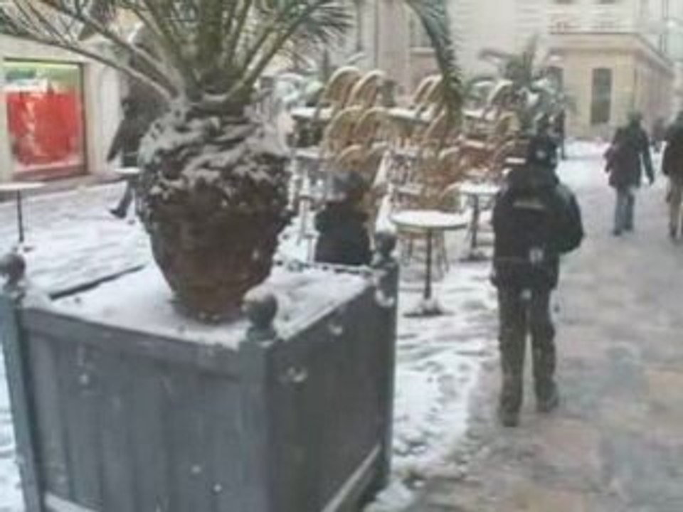 Nîmes : La neige ... c'est sympa!