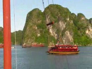 Bateau dans la baie d'Halong