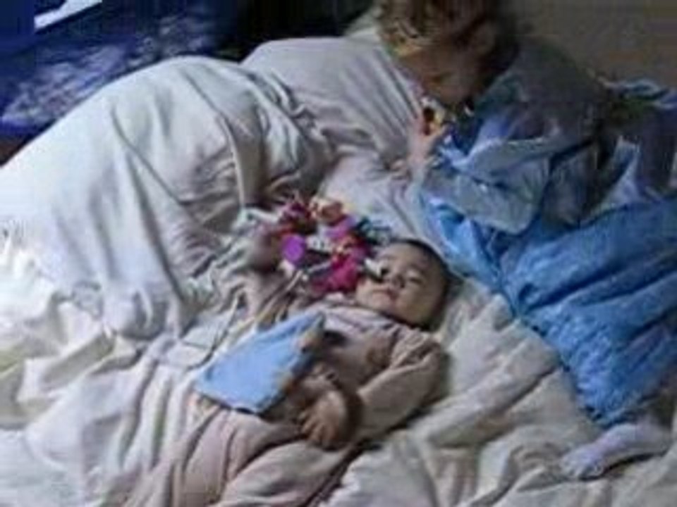 Louis 20090103 Lise, pas facile de jouer avec le cousin bébé