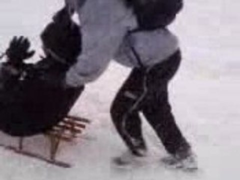 Marion sur une luge!el sèclat pir k1 bb mdr