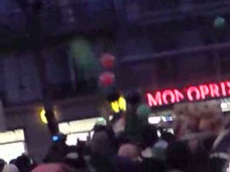 I-TV filmé  : voiture qui brûle  Gaza  Paris 3 janvier 09