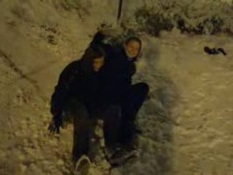 Perrine et Laura qui font de la luge