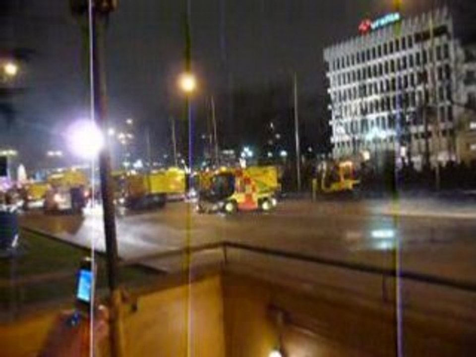 Camions nettoyans la route