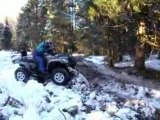 Quad trial sur piste forestière enneigée