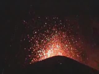 Nuit d'explosions au pied du Krakatau