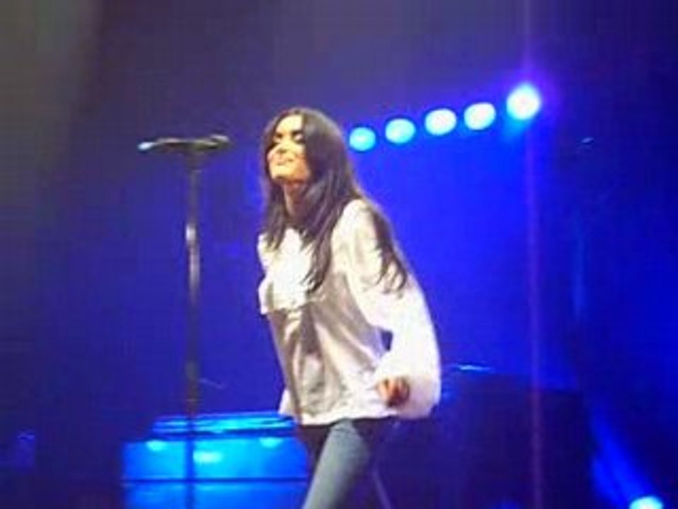 Jenifer chante Serre-moi à Albert