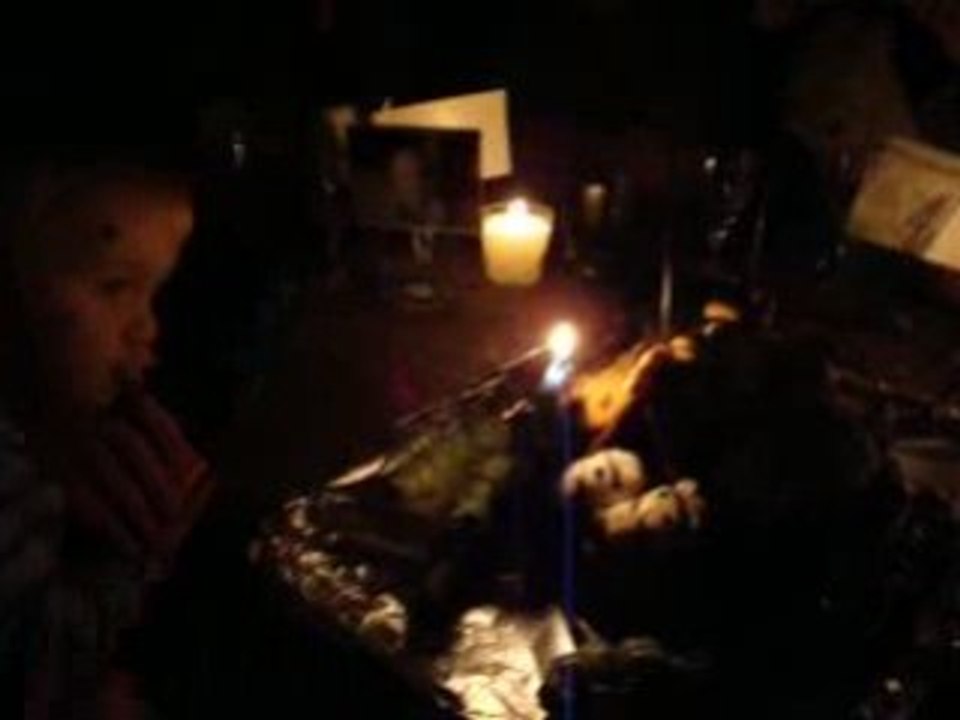 2 ans Noah - Soufflage de bougies