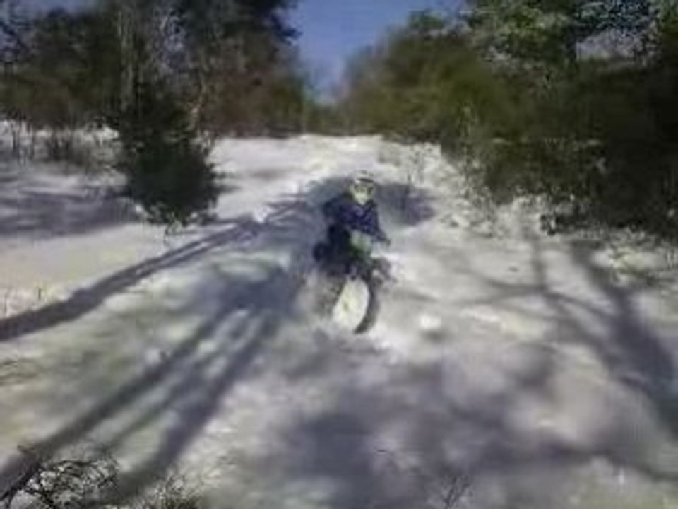 Corentin qui tombe dans la neige