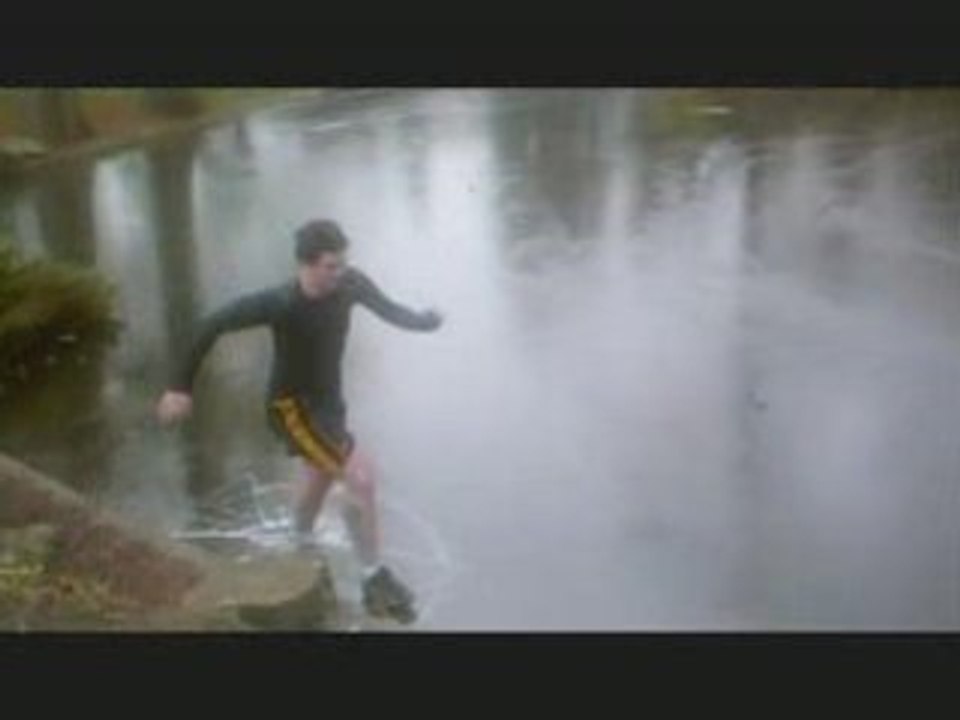 Jimmy  HILLS  marche au dessus de l'eau ....ou pas !!!