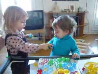 Judith et Carla jouent avec les boutons