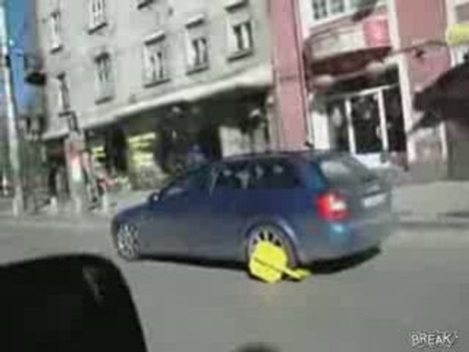 La femme de Régis au volant